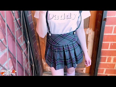 ❤️ 女学生深深地吸吮她的鸡巴,代替上课做爱 ❌ Fucking video
