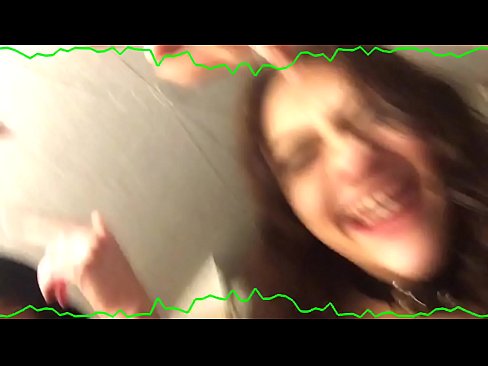 ❤️ 两位性感的黑发美女情感内裤留住混蛋古怪的婊子 ❌ Fucking video