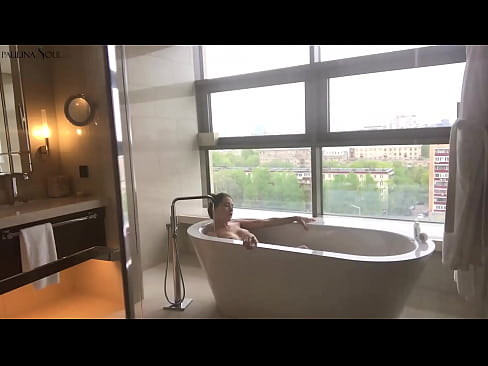 ❤️ 巨大的宝贝 激情地在浴室里撸起了她的阴部 ❌ Fucking video