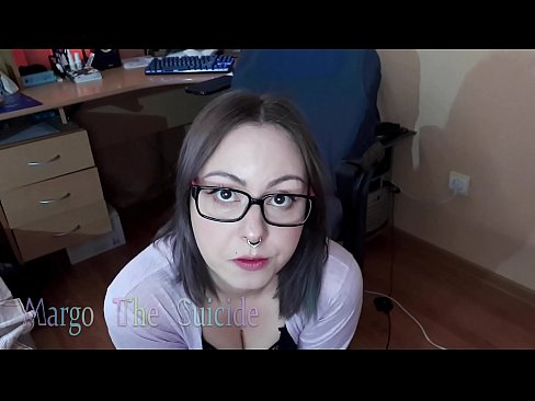 ❤️ 性感的眼镜女孩在镜头前深深地吸吮假阳具 ❌ Fucking video