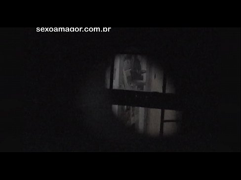 ❤️ 金发女郎被隐藏在空心砖后面的邻居偷窥者偷偷录影 ❌ Fucking video