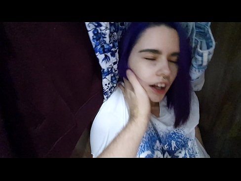 ❤️ 在衣柜里发现我的妹妹并帮助她射精 ❌ Fucking video