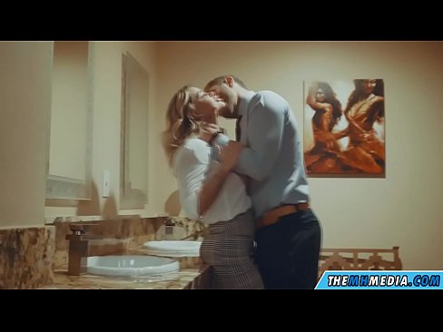 ❤️ 当一个胸大无脑的金发女郎在公共厕所里勾引你时 ❌ Fucking video